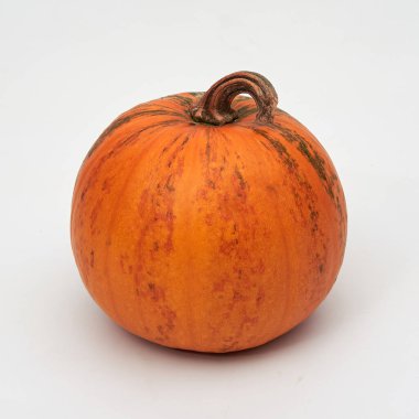 Beyaz arka planda büyük portakallı Cadılar Bayramı kabağı