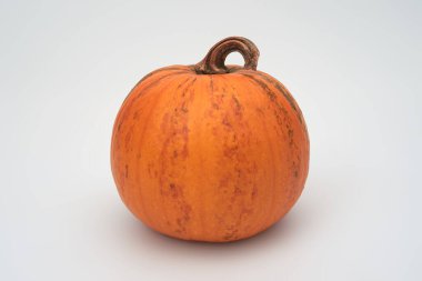 Beyaz arka planda büyük portakallı Cadılar Bayramı kabağı