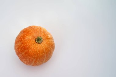Beyaz arka planda büyük portakallı Cadılar Bayramı kabağı