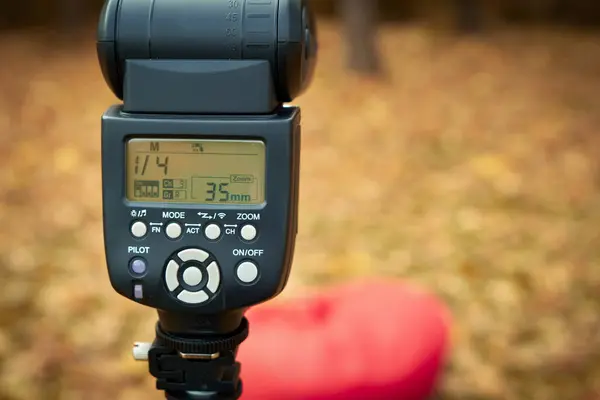 Sarı yaprakların ve kırmızı sandalyenin arka planında bir parıltının yakın plan görüntüsü