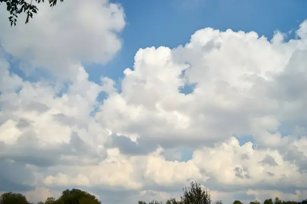 manzara mavi gökyüzünde bulutlar ile