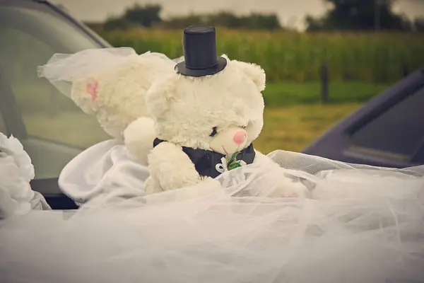 Arabanın kaputunda oyuncak ayı şeklinde düğün süsü var.