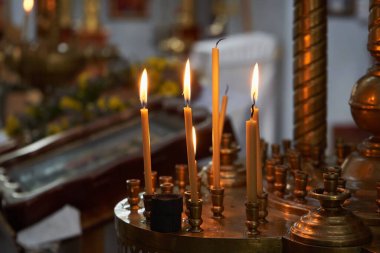 Kilise mumları kilisedeki bir kaidede yanıyor.
