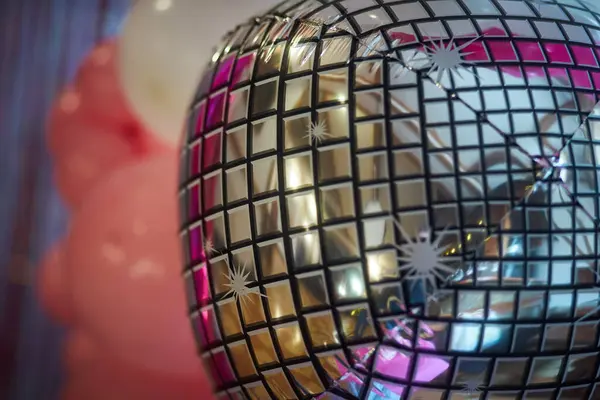 Disko topu şeklinde bir balonun yakın çekimi.