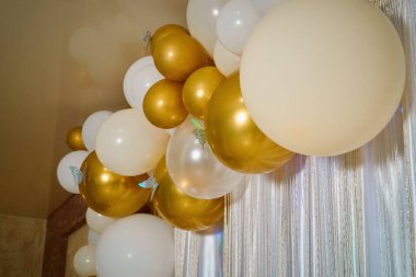 Sarı ve beyaz balon süslemesi