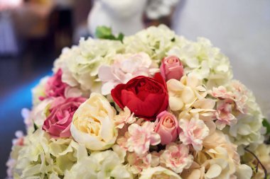 Pastel renkte bir düğün buketinin yakın çekimi