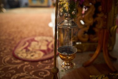 Kilisede seremoni sırasında tütsü yakma makinesini otlarla kapatıyoruz.