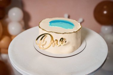 Bir çocuğun 1. yaş günü kutlaması sırasında üzerinde 