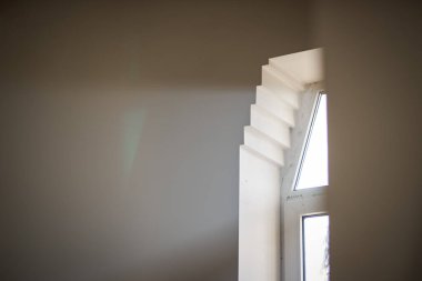 Kilisenin küçük bir penceresinden parlayan güneş ışığının yakın çekimi.