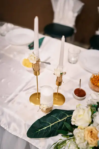 Düğün kutlaması sırasında masanın üzerindeki parafin mumlarının dikey fotoğrafı.