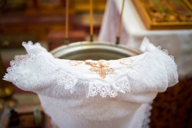 Kilisenin haçlı beyaz havlusu.