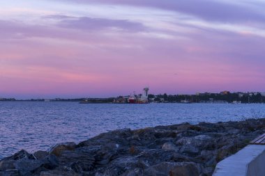 Deniz sahiline yakın. Panoramik plaj manzarası. Tropikal deniz manzarası ufkuna ilham ver. Turuncu ve altın rengi gün batımı gökyüzü sakinlik, dinlendirici güneş ışığı yaz havası. Tatil tatili afişi