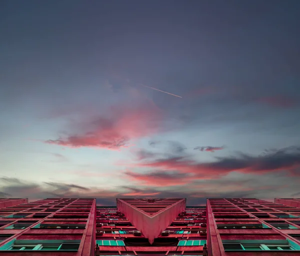 Rosa Abstraktes Gebäude Mit Einem Schönen Sonnenuntergang Hintergrund — Stockfoto