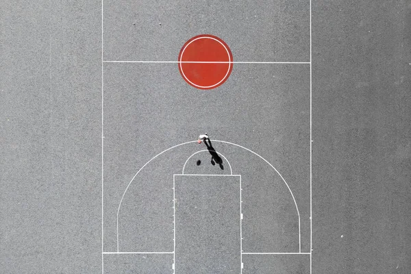 一个人在一个极小的篮球场上打篮球 2023年菲巴世界杯 — 图库照片