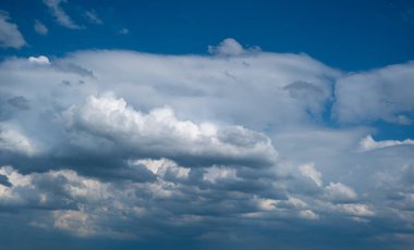 Beyaz bulutlu mavi gökyüzü, gökyüzü manzarası, güneşli bulutlar.