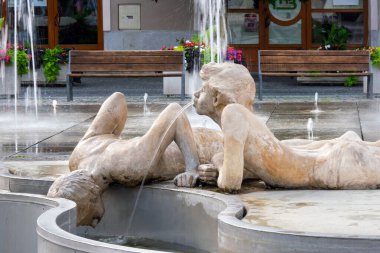 Su fıskiyesi heykeli, eski kasaba meydanındaki fıskiye...