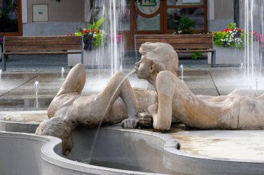 Su fıskiyesi heykeli, eski kasaba meydanındaki fıskiye...