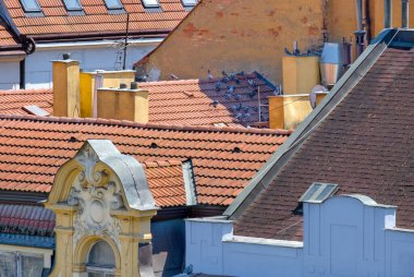 Prag 5 'in etrafındaki çatılar, gabatlar ve bacalar. Evlerin çatısındaki gölgelerde güvercinler.