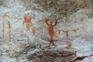 Kolombiya Amazon Cerro Azul 'daki kaya resimleri, insanlar ve hayvan resimleri.