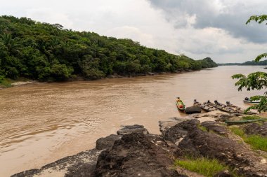 Kayalar, Amazon nehri, tekneler ve orman Kolombiya Amazon bölgesinde, bulutlu ve yeşil resim