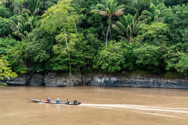 Kayalar, Amazon nehri, tekne ve orman Kolombiya Amazon bölgesinde, bulutlu ve yeşil resim
