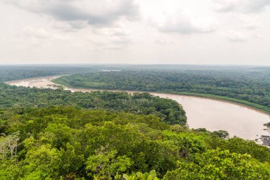 Kolombiya Amazon bölgesindeki nehrin manzarası tepeden, bulutlu nehirden
