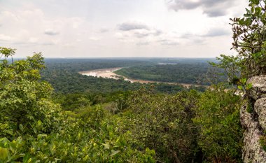 Kolombiya Amazon bölgesindeki nehrin manzarası tepeden, bulutlu nehirden