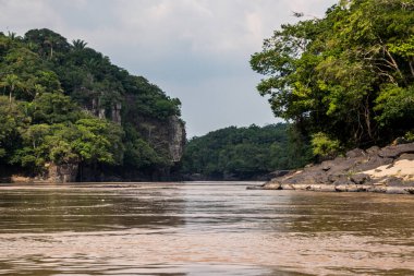 Kolombiya Amazon bölgesindeki nehrin manzarası tepeden, bulutlu nehirden