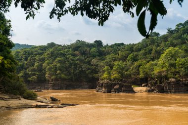 Kolombiya Amazon bölgesindeki nehrin manzarası tepeden, bulutlu nehirden