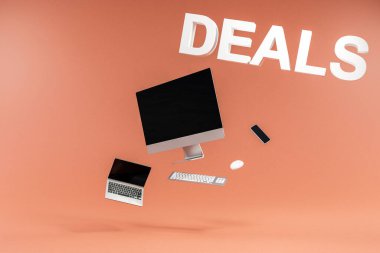 pc, klavye, fare, turuncu arka plan ile havada yüzen elektronikleri göster; siber pazartesi ve kara cuma pazarlama ile ilgilenir; 3D İllüstrasyon