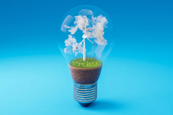 Одна Лампочка Миниатюрной Ветряной Турбиной Внутри Зеленая Почва Облака Возобновляемые — стоковое фото