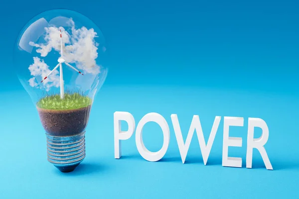緑の土壌と雲再生可能エネルギーの概念 3Dイラスト — ストック写真
