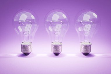 Sonsuz arkaplanda bir sırada parlayan filamanlı üç retro stil ampul; yaratıcılık tasarım konsepti; 3D İllüstrasyon