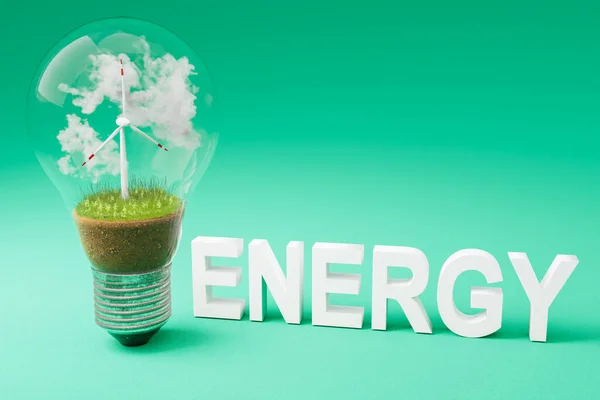 内装风力涡轮机的灯泡 绿色土壤和云 可再生清洁能源概念 3D说明 — 图库照片