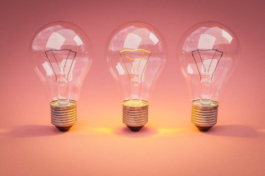 Sonsuz arkaplanda bir sırada parlayan filamanlı üç retro stil ampul; yaratıcılık tasarım konsepti; 3D İllüstrasyon