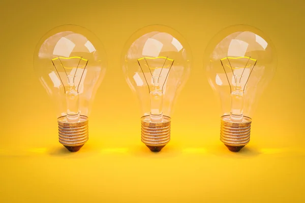 無限のカラフルな黄色の背景の行に輝くフィラメントが立っている3つのレトロなスタイルの電球 創造性のデザインコンセプト 3Dイラスト — ストック写真