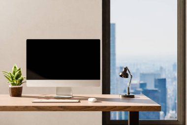 Modern temiz pc işyeri ön görünümü; kopyalama alanı olan siyah monitör; büyük şehir silueti üzerinde panoramik görünümlü minimalist ofis arkaplanı; ev ofis kavramı; 3D görüntüleme
