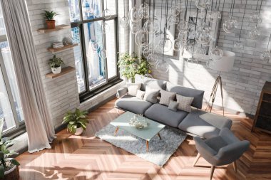 Kanepe iç tasarımı, modern lüks tasarım fikirleri ve kavramları, tavan üzerinde asılı cam lambalar ve panoramik büyük şehir ufuk çizgisi görünümü;