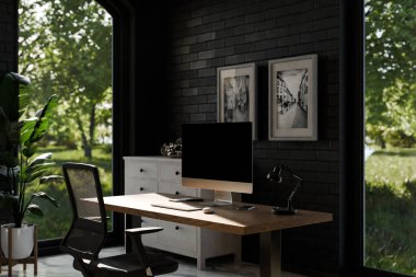 Modern temiz pc iş yeri açısından görünüm; kopyalama alanı olan siyah monitör; cennet bahçesine panoramik görünümlü minimal ofis arkaplanı; ev ofis konsepti; 3D görüntüleme