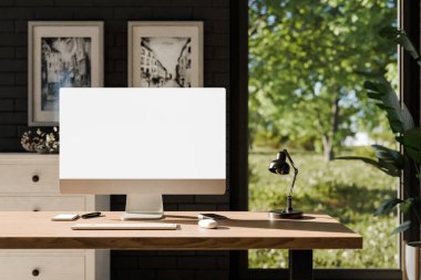 Modern temiz pc işyeri ön görünümü; kopyalama alanı olan beyaz monitör; cennet bahçesine panoramik görünümlü minimal ofis arkaplanı; ev ofis konsepti; 3D görüntüleme