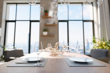 Zeminden tavana pencereli ve panoramik manzaralı lüks çatı katında yemek masasının yakın plan görüntüsü; modern minimalist iç tasarım; parlak gün ışığı; 3D görüntüleme