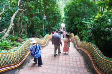 Wat Prathat Doi Suthep, Tayland 'daki altın tapınağa giden merdivenler.