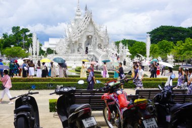 Wat Rong Khun, Tayland 'daki beyaz tapınağın girişi.
