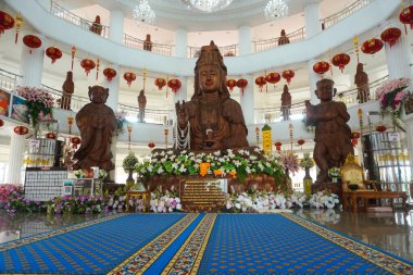 Wat Huay Pla Kang, Tayland 'daki Kızıl Tapınağın içindeki heykeller.