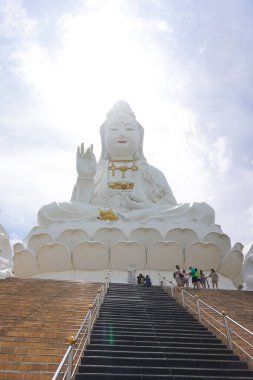 Wat Huay Pla Kang, Tayland 'daki Kızıl Tapınağın yanındaki Buda heykeline bakıyorum.
