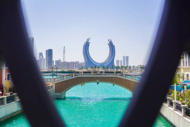 Pearl 'deki Porto Arabistan, Doha, Katar' daki Fairmont lüks tatil köyüne bakıyor.