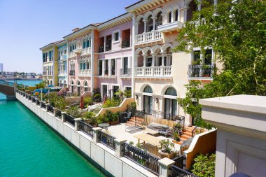 Pearl 'deki Porto Arabistan, Doha, Katar' daki Fairmont lüks tatil köyüne bakıyor.
