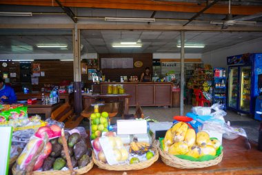 Chiang Mai, Tayland 'daki Ueang Fa Market' ten alışveriş.