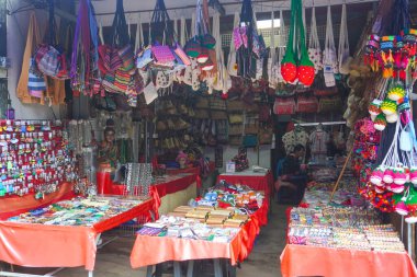 Tayland, Ban Doi Pui 'de küçük bir köyde alışveriş.