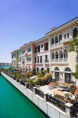 Pearl 'deki Porto Arabistan, Doha, Katar' daki Fairmont lüks tatil köyüne bakıyor.